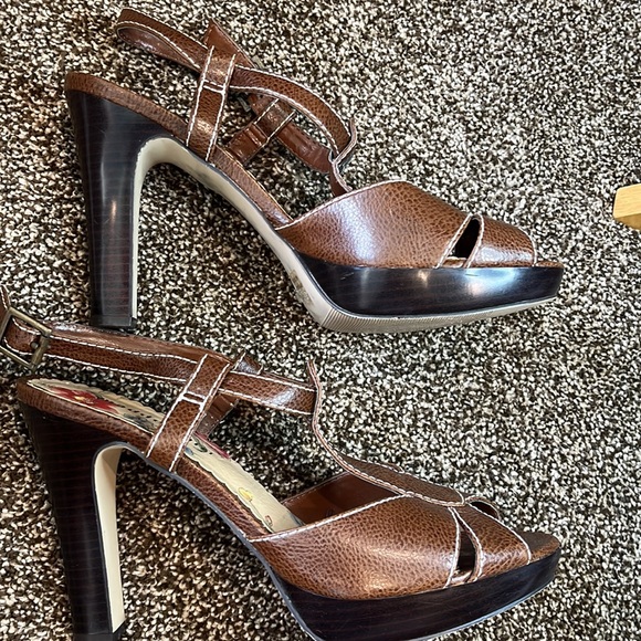 Madden Girl strappy peep toe brown 4.5 in heel with white stitch accent - Picture 3 of 7